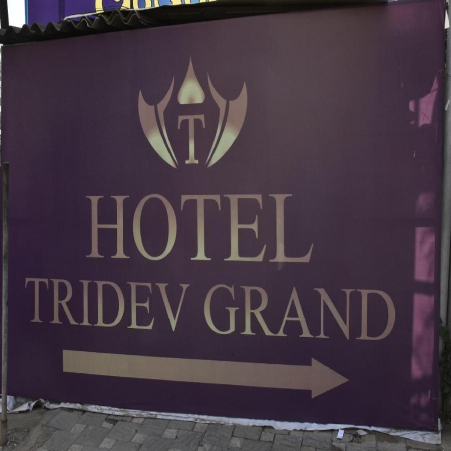 Hotel Tridev Grand Varanasi Exterior foto